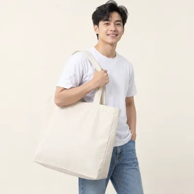 Túi Canvas Cỡ Lớn Theo Yêu Cầu – ảnh sản phẩm với người mẫu Việt Nam