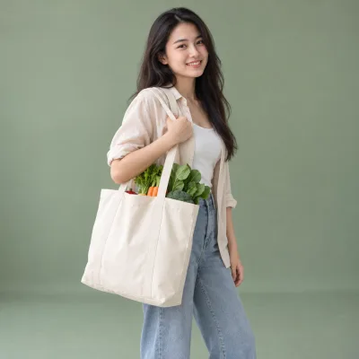 Túi Canvas Đi Chợ Tái Sử Dụng – ảnh sản phẩm với người mẫu Việt Nam