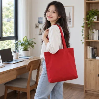 Túi Canvas Đỏ Sản Xuất Theo Mẫu – ảnh sản phẩm với người mẫu Việt Nam