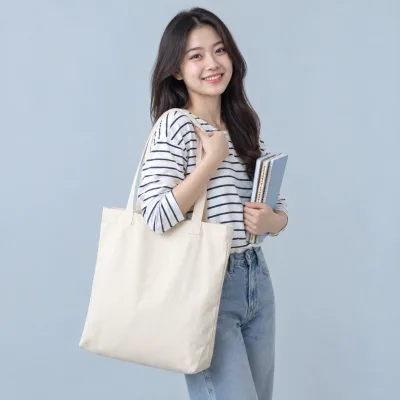 Túi Canvas Đựng Giáo Trình Trung Tâm Anh Ngữ – ảnh sản phẩm với người mẫu Việt Nam