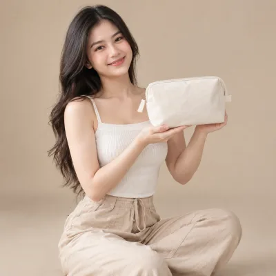 Túi Canvas Đựng Mỹ Phẩm Theo Yêu Cầu – ảnh sản phẩm với người mẫu Việt Nam