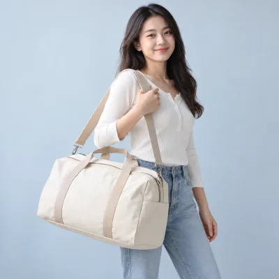 Túi Canvas Đựng Quần Áo Du Lịch – ảnh sản phẩm với người mẫu Việt Nam