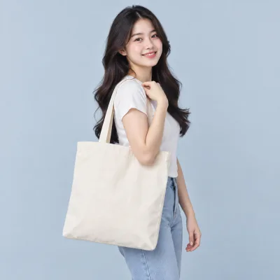 Túi Canvas Quà Tặng Dịp 30/4 – 1/5 – ảnh sản phẩm với người mẫu Việt Nam