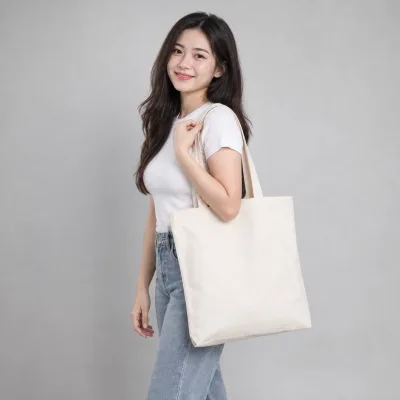 Túi Canvas Trơn Chưa In – ảnh sản phẩm với người mẫu Việt Nam