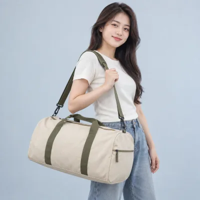 Túi Du Lịch Canvas Theo Yêu Cầu – ảnh sản phẩm với người mẫu Việt Nam