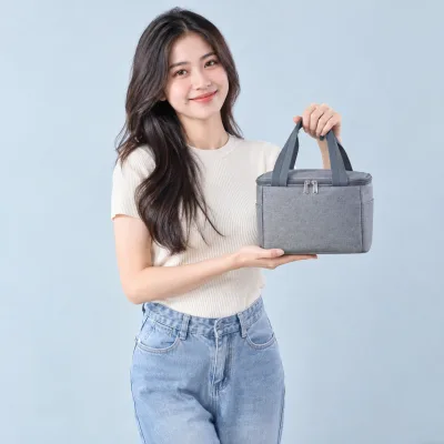 Túi Giữ Nhiệt Cỡ Nhỏ Đa Dụng – ảnh sản phẩm với người mẫu Việt Nam