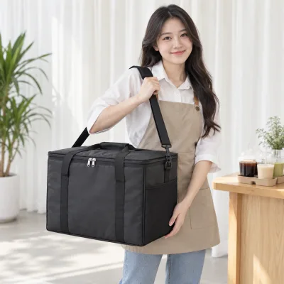 Túi Giữ Nhiệt Dành Cho Quán Đồ Uống – ảnh sản phẩm với người mẫu Việt Nam