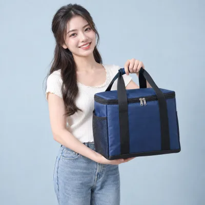 Túi Giữ Nhiệt Đựng Hộp Kem – ảnh sản phẩm với người mẫu Việt Nam