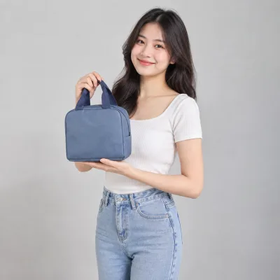 Túi Giữ Nhiệt Mini Nhỏ Gọn – ảnh sản phẩm với người mẫu Việt Nam