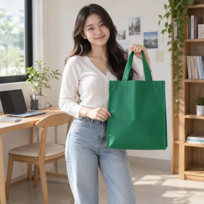 Túi Không Dệt Chặt Đáy Form Phẳng – ảnh sản phẩm với người mẫu Việt Nam