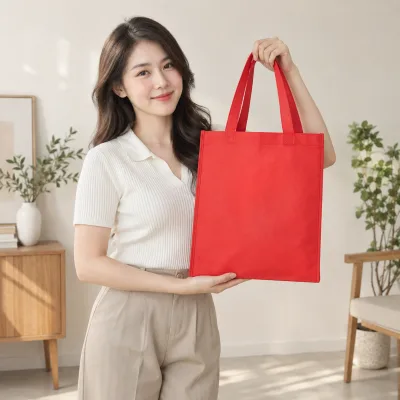 Túi Không Dệt Đỏ Theo Yêu Cầu – ảnh sản phẩm với người mẫu Việt Nam