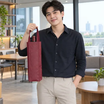 Túi Không Dệt Đựng Chai Rượu – ảnh sản phẩm với người mẫu Việt Nam