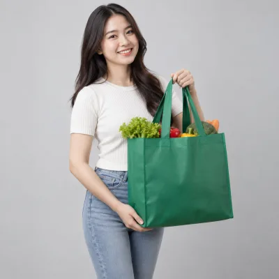Túi Không Dệt Đựng Thực Phẩm Mang Đi – ảnh sản phẩm với người mẫu Việt Nam
