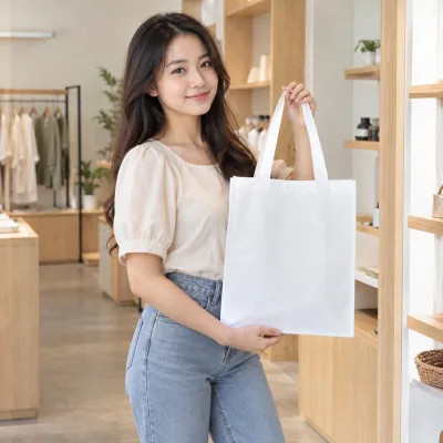 Túi Không Dệt Trắng Trơn Chưa In – ảnh sản phẩm với người mẫu Việt Nam