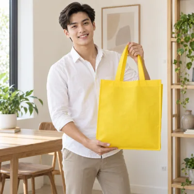 Túi Không Dệt Vàng Theo Yêu Cầu – ảnh sản phẩm với người mẫu Việt Nam