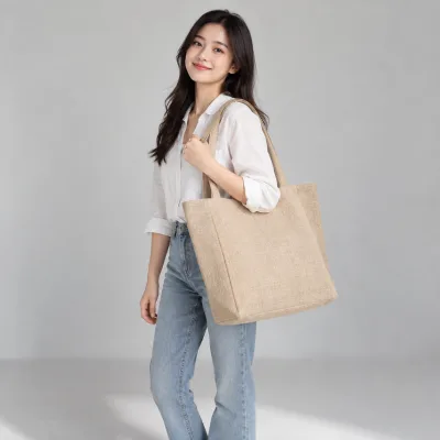 Túi Linen Cá Nhân Hóa Theo Tên – ảnh sản phẩm với người mẫu Việt Nam
