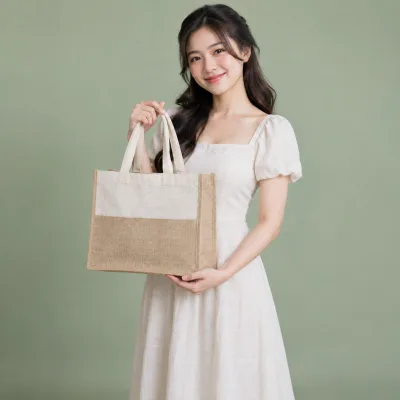 Túi Linen Đựng Bộ Quà Làm Đẹp – ảnh sản phẩm với người mẫu Việt Nam