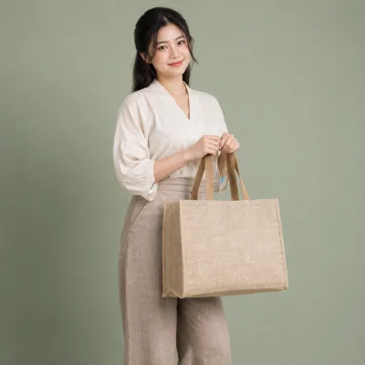 Túi Linen Đựng Hộp Quà Nhà Hàng Nhật – ảnh sản phẩm với người mẫu Việt Nam