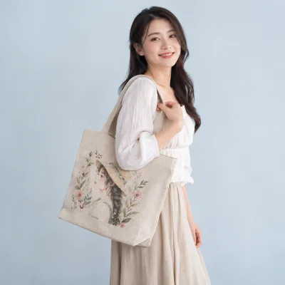 Túi Linen In Họa Tiết Thiếu Nữ – ảnh sản phẩm với người mẫu Việt Nam