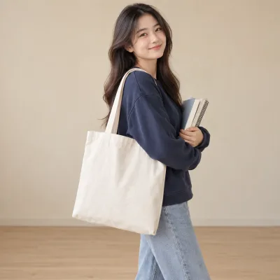 Túi Tote Canvas Đựng Giáo Trình Đại Học – ảnh sản phẩm với người mẫu Việt Nam