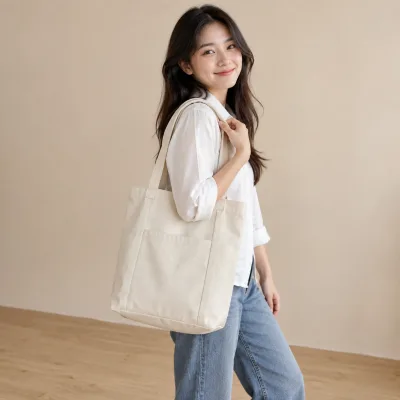 Túi Tote Canvas Dùng Hằng Ngày – ảnh sản phẩm với người mẫu Việt Nam