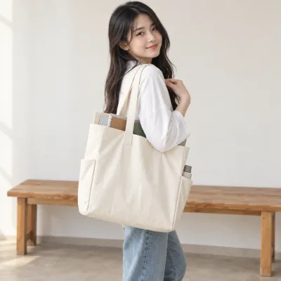 Túi Tote Canvas Đựng Sách Đi Học – ảnh sản phẩm với người mẫu Việt Nam