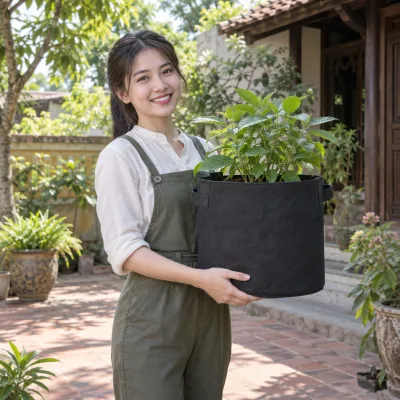 Túi Trồng Cây Bằng Vải Không Dệt – ảnh sản phẩm với người mẫu Việt Nam